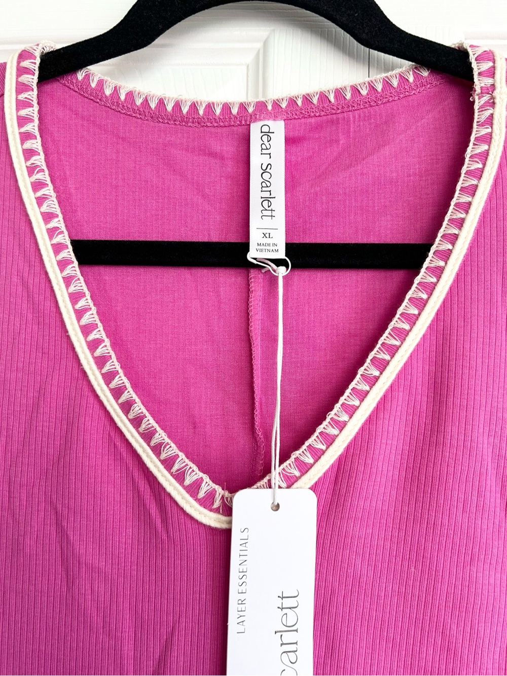 Dear Scarlett whisper trim detailed V-neck ribbed stretch tank in pink size XL - Picture 2 of 6